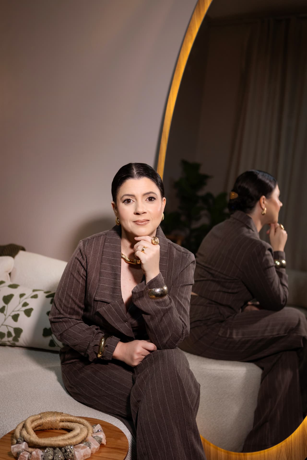 Gessica Furquim sentada no consultório