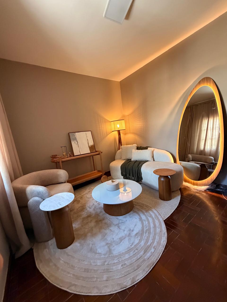 Sala de atendimento com sofá, poltronas e iluminação suave